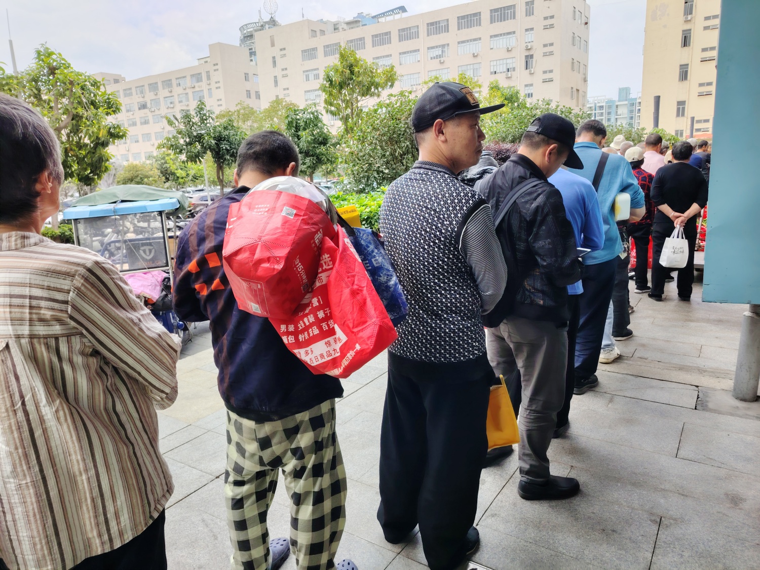 每次午高峰来这个“硅谷大院”这里送外卖的时候，就会看见一堆人在这里排队，这是在干