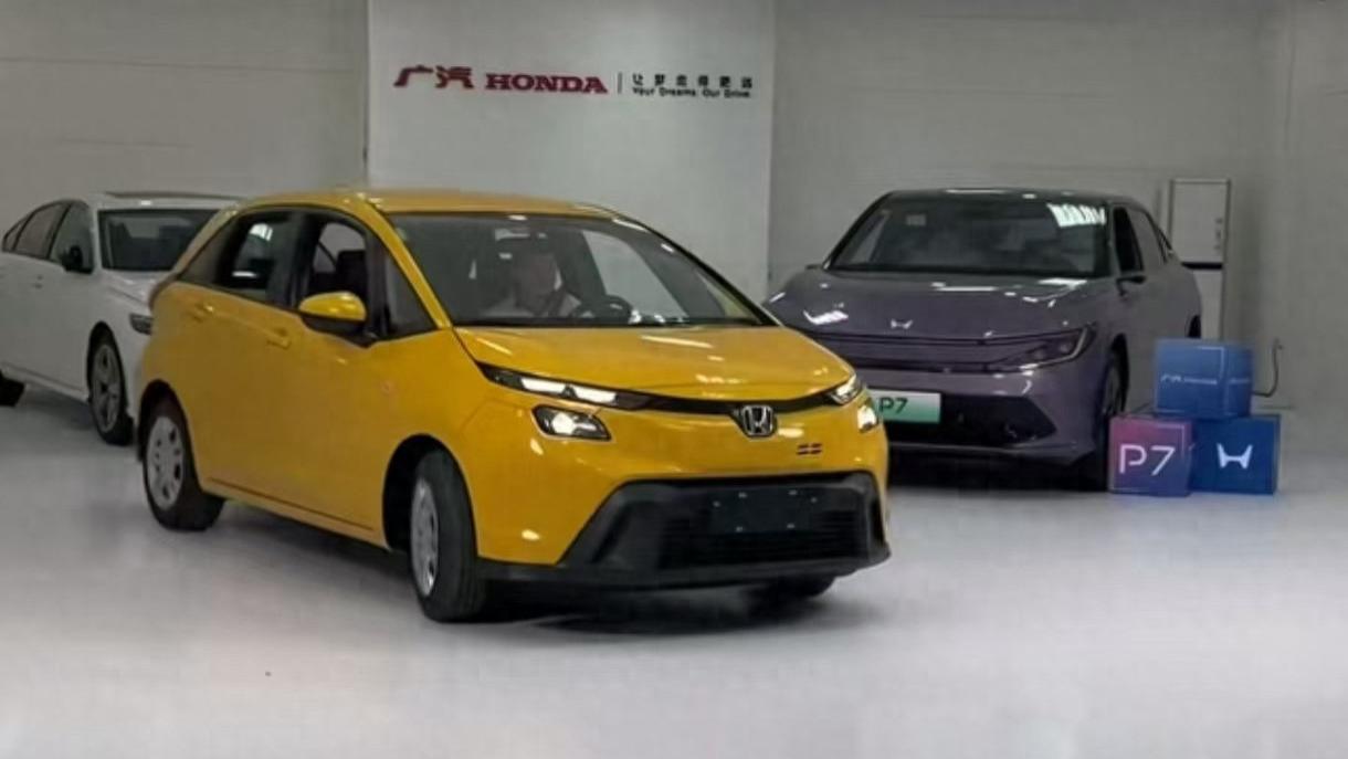 新款本田飞度实车到店，分体式大灯+10.1英寸中控屏，好开又省油