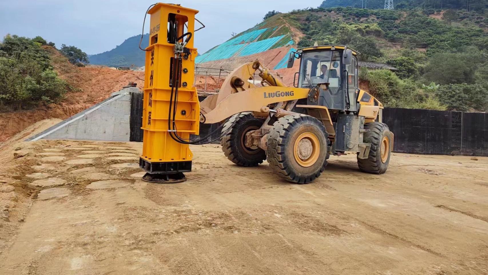 ‍装载机高速液压夯实机：多功能机械延伸应用