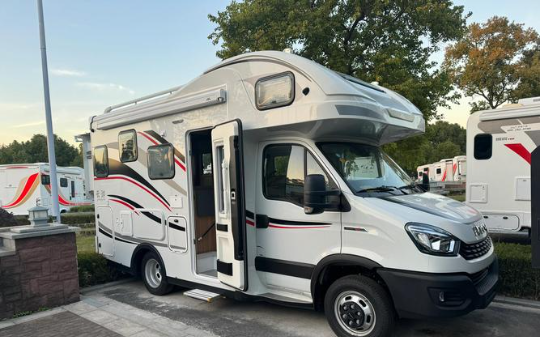 儿子同事蹭我的房车自驾游，不仅一分钱不给，将我当成免费司机，晚上睡觉还把我一家人撵下房车…