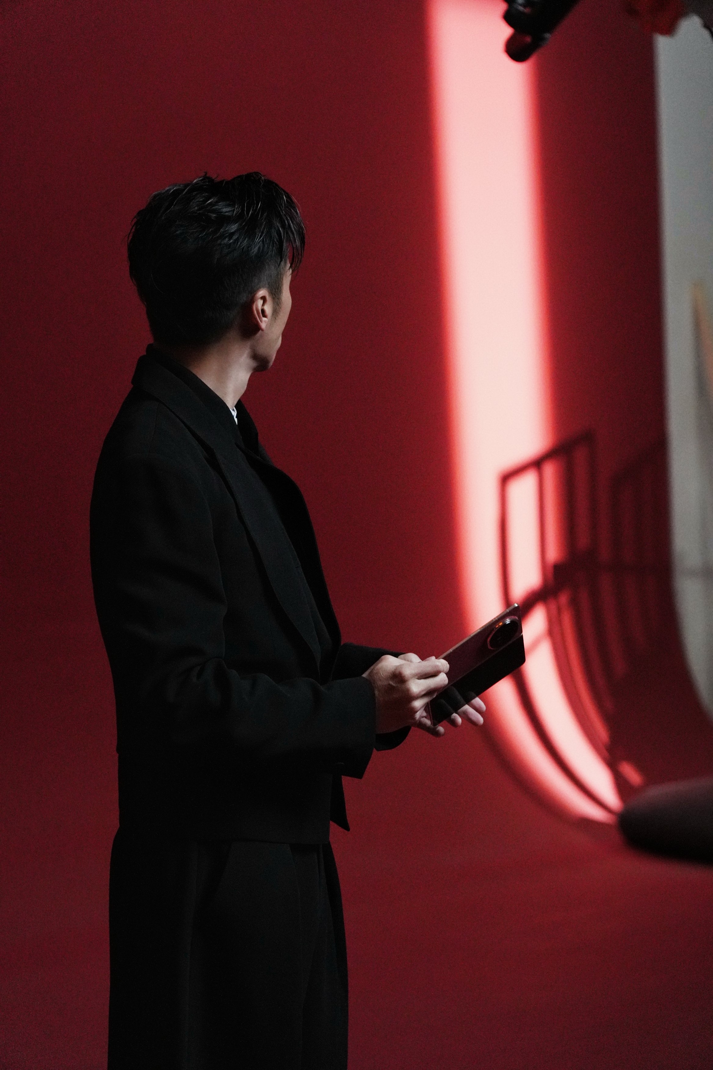 谢霆锋又接商务拍摄了现场很喜庆
看图片里霆锋手里拿着手机，加上以前和荣耀的合作，