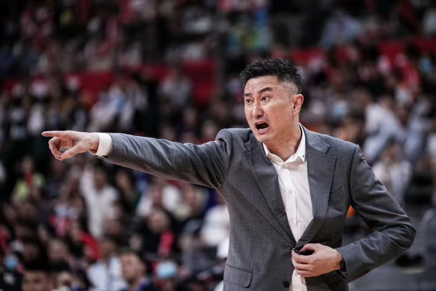 杜锋用人昏招频出，两场失利引球迷严重不满，球迷劝他尊重天赋