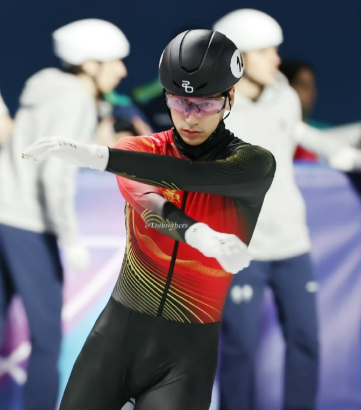 在米兰冬奥会短道速滑男子1500米决赛中，中国选手孙龙因碰撞意外受伤后，刘少昂面