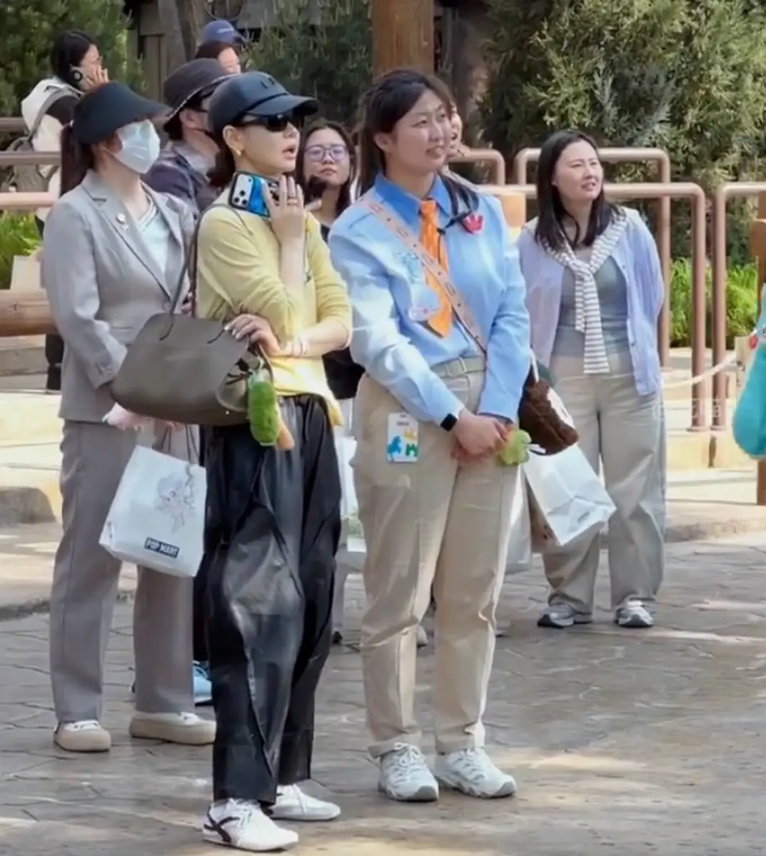 戚薇带儿子逛乐园 3岁Seven戴墨镜超乖巧