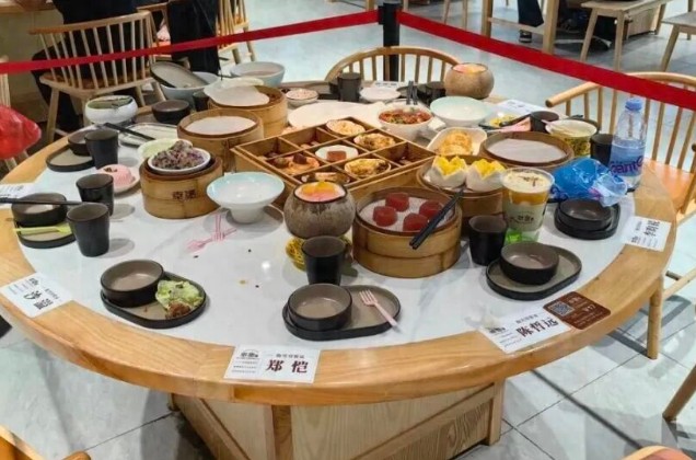 太离谱了吧！一餐厅直接把明星剩饭贴名牌给留下来，是留着发臭发霉？
 
他们又不是