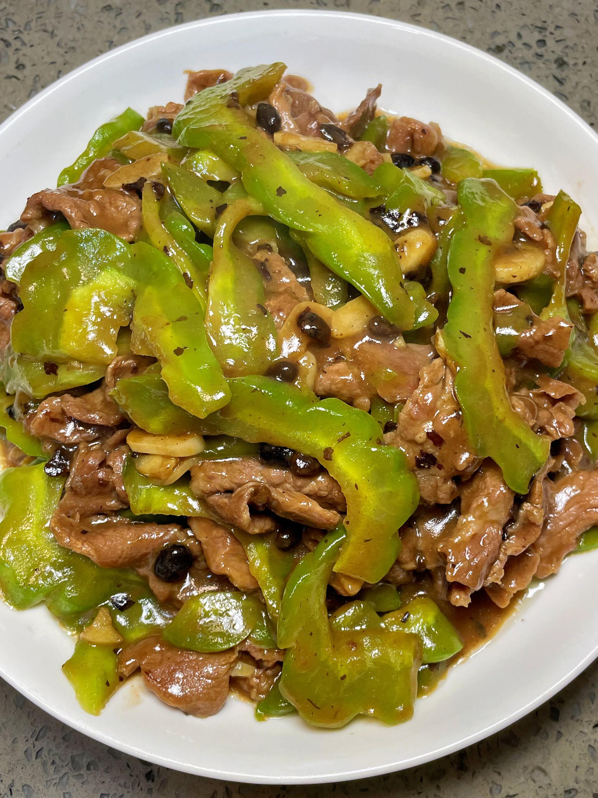 苦瓜炒牛肉！简单美味的家常菜！
牛肉鲜嫩入味，苦瓜清热去火，低脂健康又好吃～
食