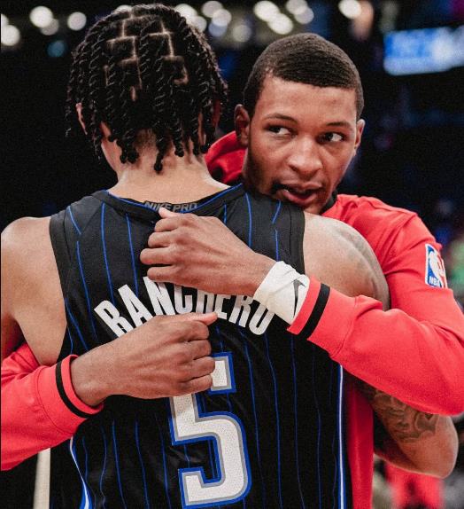 当年的休斯敦火箭队在主帅塞拉斯的带领下，连续摆烂三年，这样的话，火箭队才有了更多