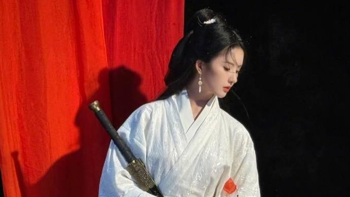 刘些宁战国袍出圈：一眼万年，这才是天选长公主