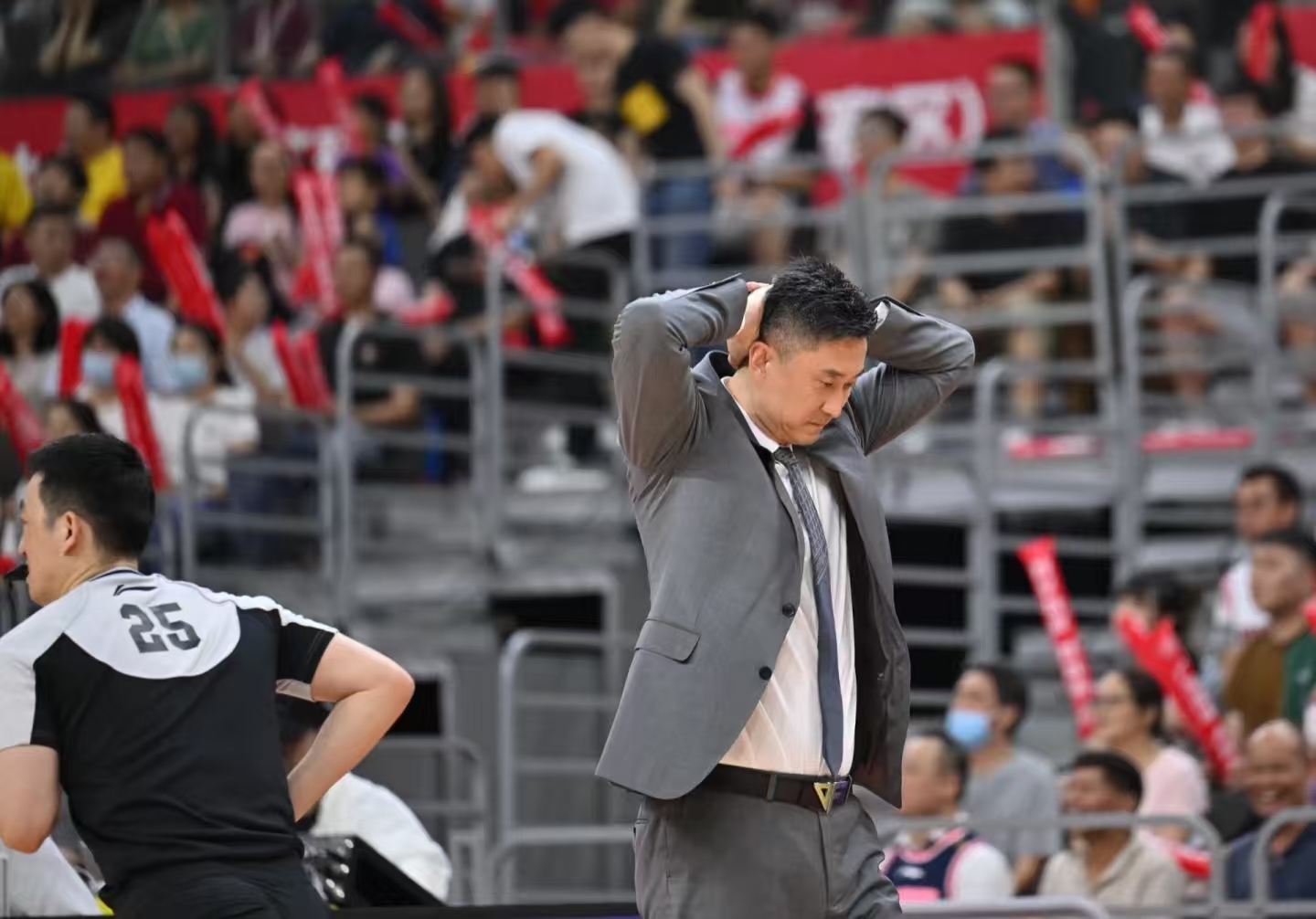 面对外界压力杜锋确实有作出改变，当务之急还是要尽快补强内线