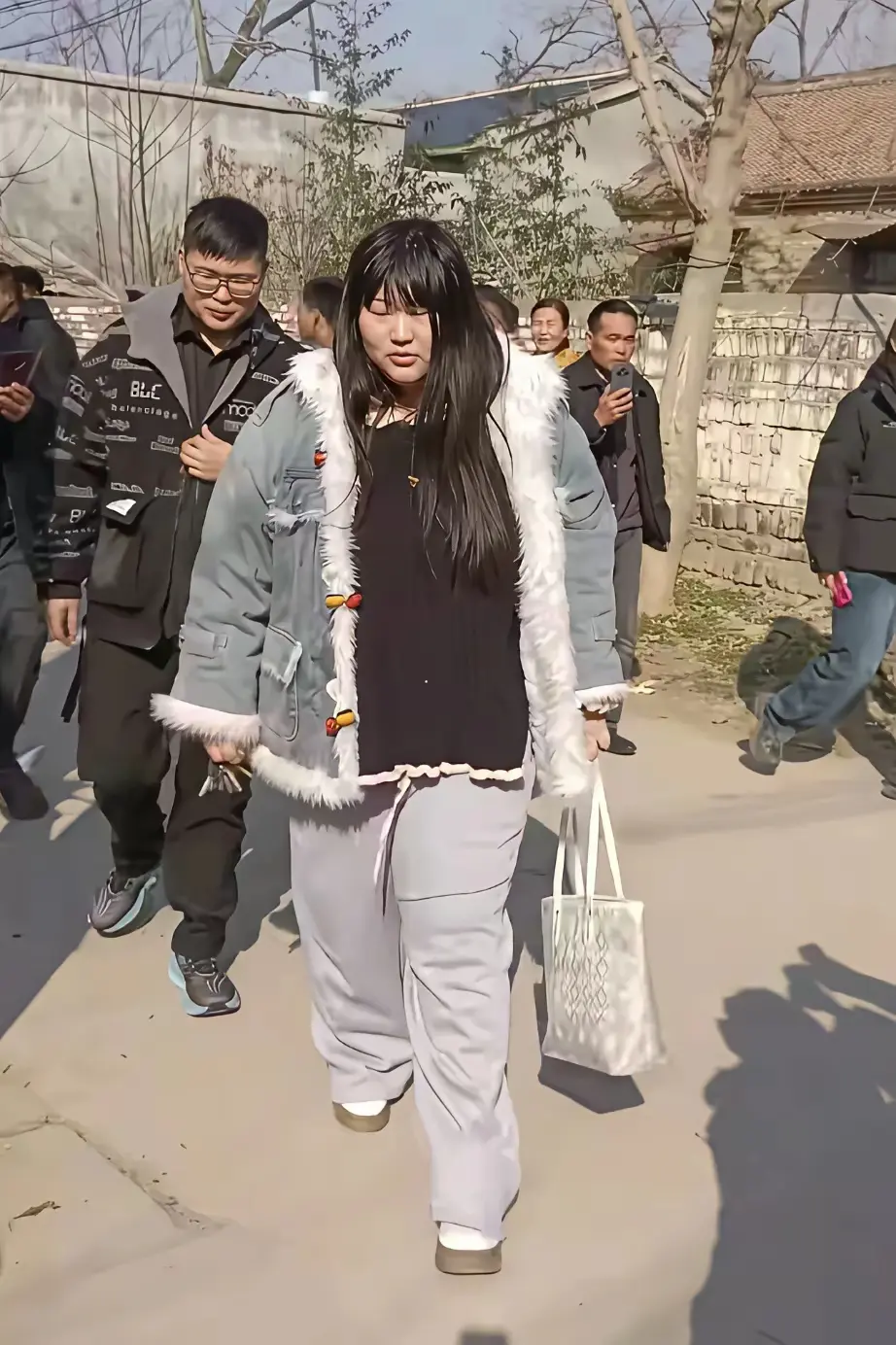 朱雪梅初二回娘家，对拍摄者说：“我就想知道，拍视频够吃药的不”？虽然拍摄者打扰别