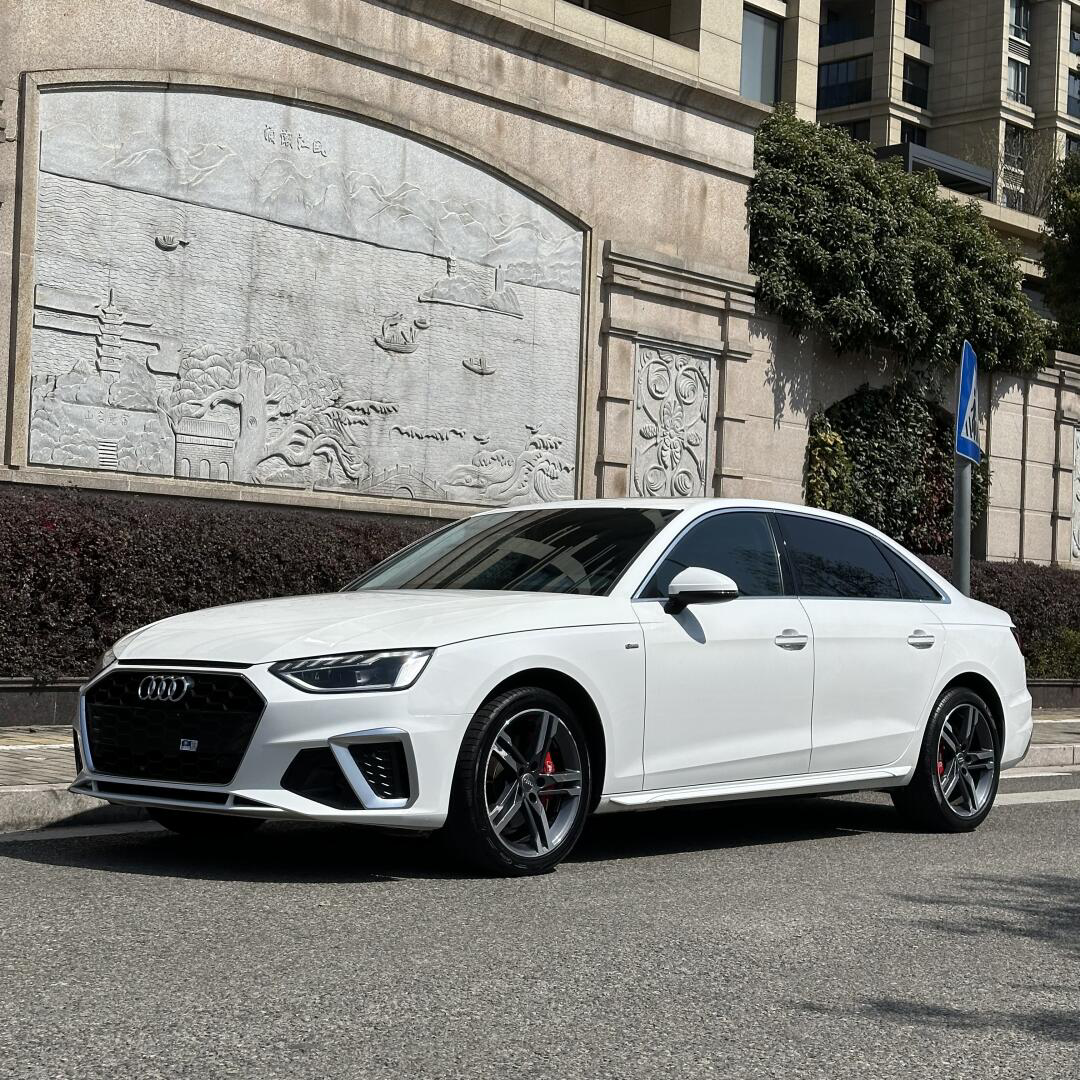 现在新车降价跟闹着玩似的，新款车型一年比一年卷，价格降得比坐滑梯还快，可身边不少