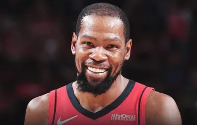 NBA常规赛，火箭以140-106战胜爵士。

本场比赛，火箭球员凯文-杜兰特出