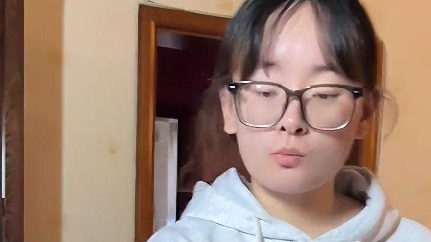 女大学生在家啃老，整天吃喝玩乐享受生活，父母打了骂了无计可施
