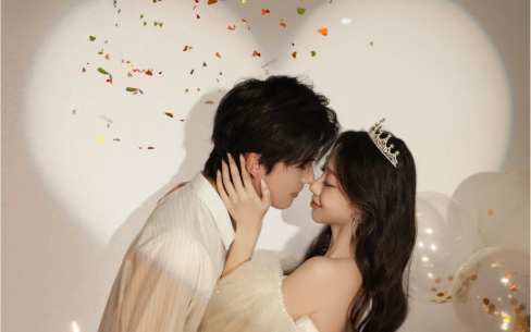 老公和别的女人接吻，我提出离婚，他不以为是，却不知道我在外面早就有了孩子