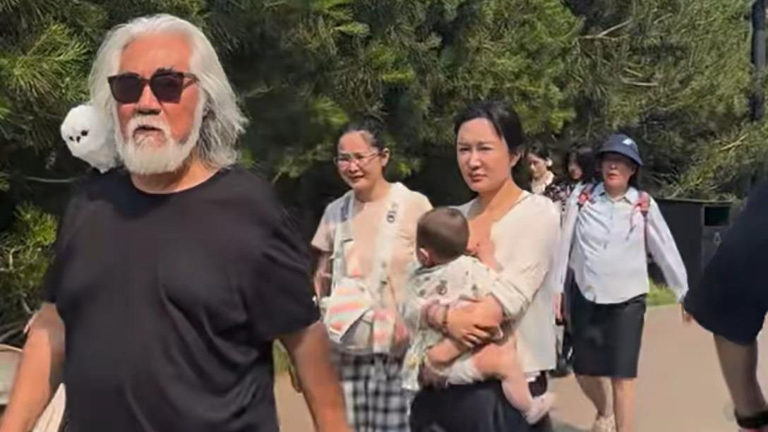 74岁张纪中自称少年，妻子却老到认不出：这才是婚姻最扎心的真相