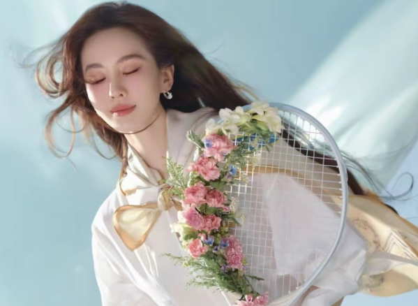 刘诗诗和春天一样美
原来丝巾还可以这样披着呀