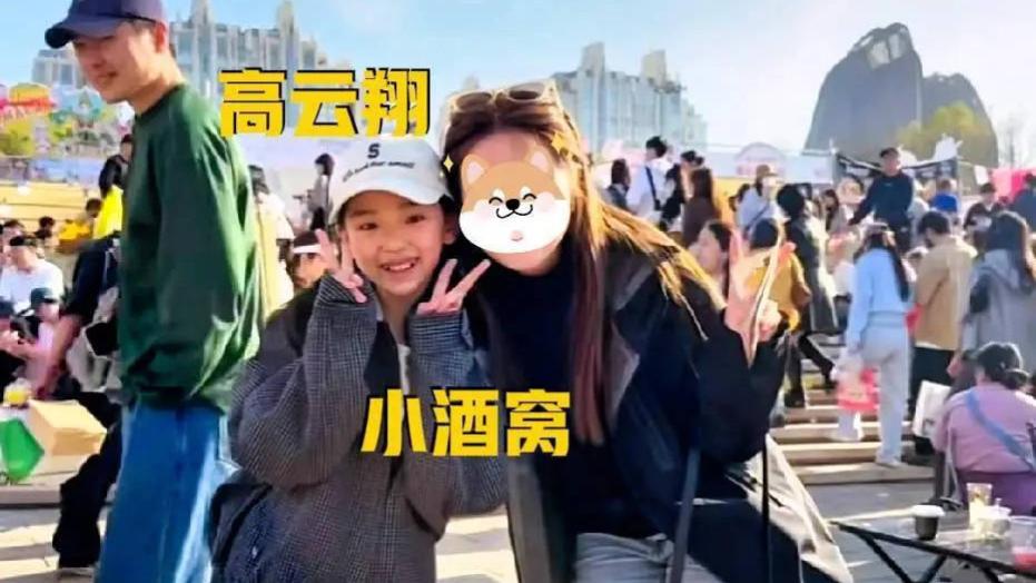 ​高云翔带小酒窝逛面包节，萌娃大方合影超有范儿