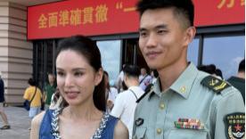 60岁李若彤现身驻港部队军营，穿军装学持枪英姿飒爽，这状态太绝了