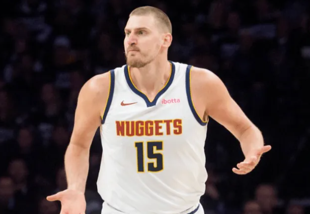 NBA季后赛，掘金客场96-112再次负于森林狼。
赛后美媒Underdog N