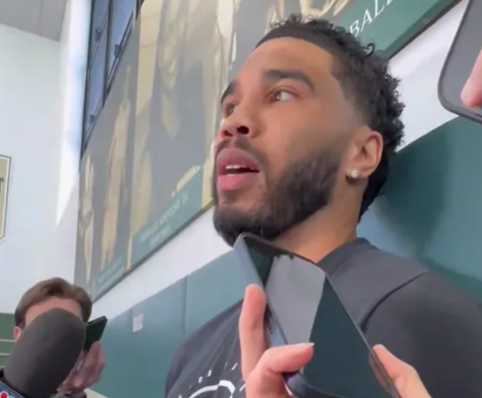 凯尔特人球员杰森-塔图姆接受媒体采访，在谈到自己的伤病恢复之路时说：
“我只能走