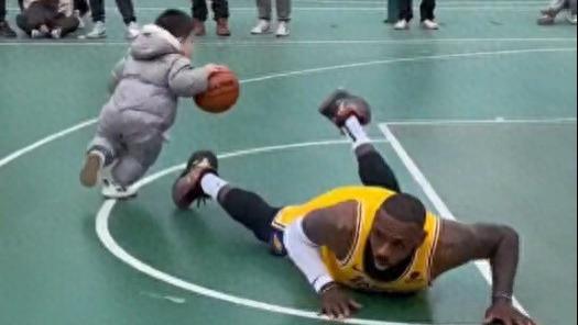 婴儿运球晃倒詹姆斯、电动车在老詹面前上篮成功……网友用AI制作篮球单挑视频，记者实测：用照片即可免费