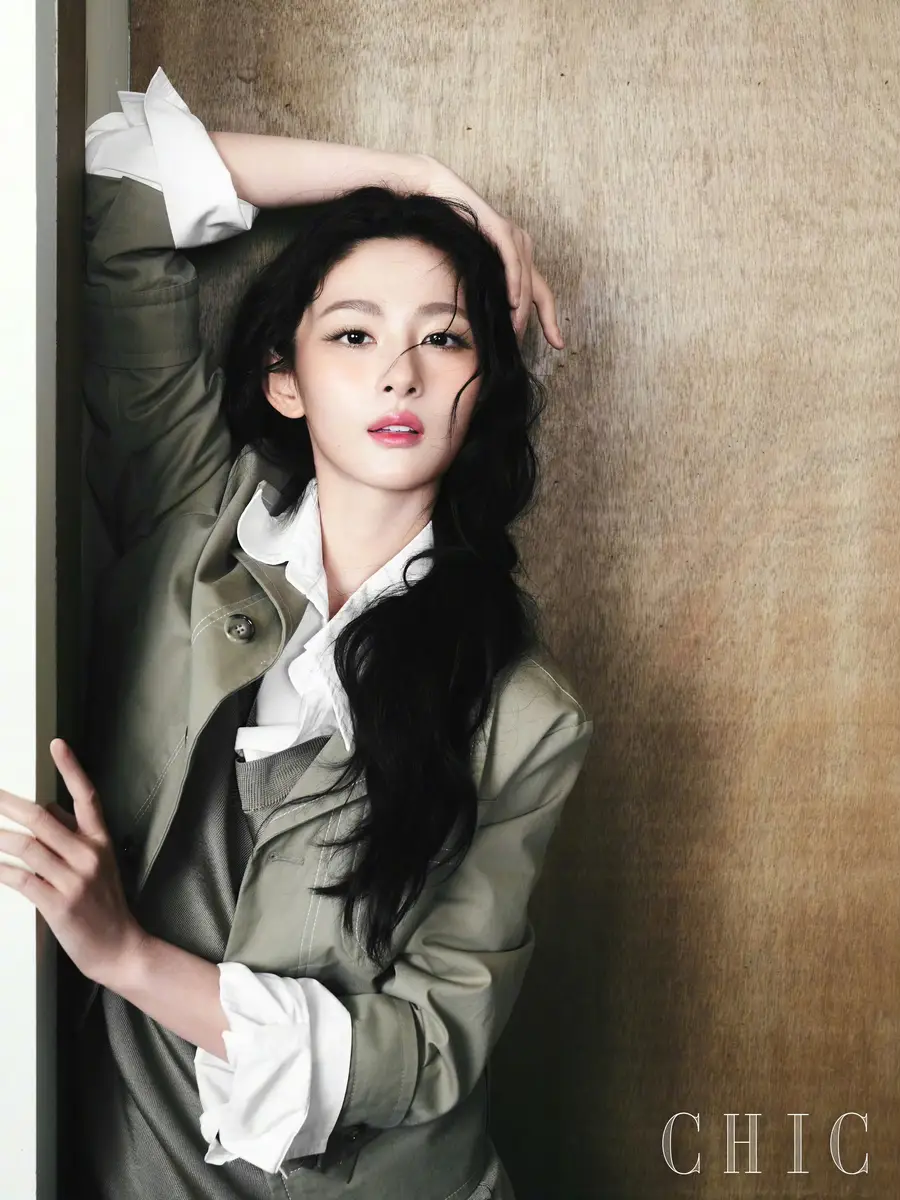 赵晴复古穿搭慵懒贵气 暖调光影下松弛又灵动