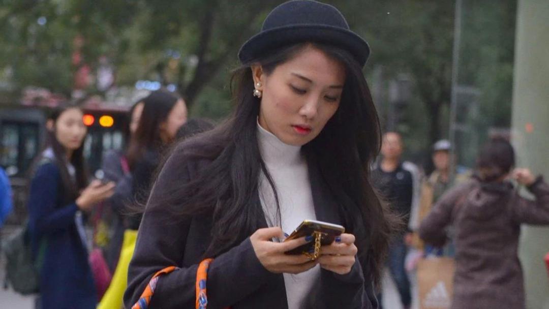 软筒长靴，温柔的长腿美女走出了冬日的妩媚