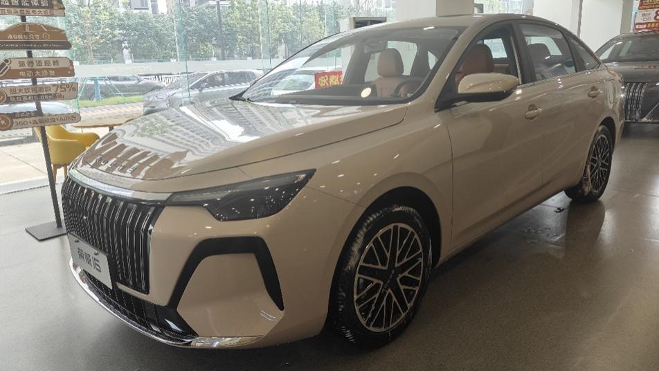 全新荣威i6到店，前脸精致大气，轴距超2米75，搭1.5L全铝发动机