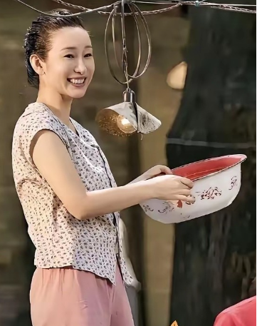 秦海璐真是一个神奇的存在，她身上似乎自带旺剧体质。
据说圈内一直有句大实话：
只