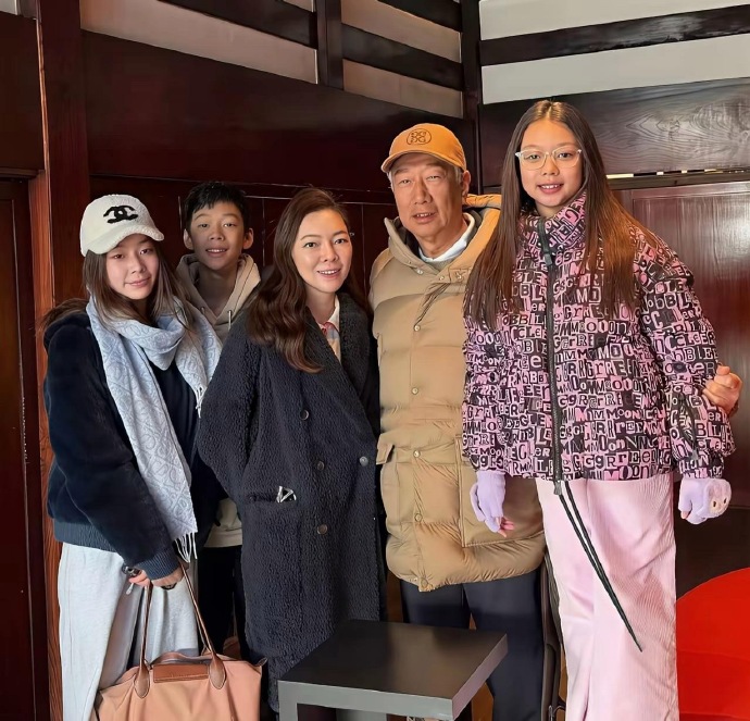 75岁郭台铭老的好快！
曾馨莹晒年终总结，分享了一家人的照片，看着像祖孙三代。