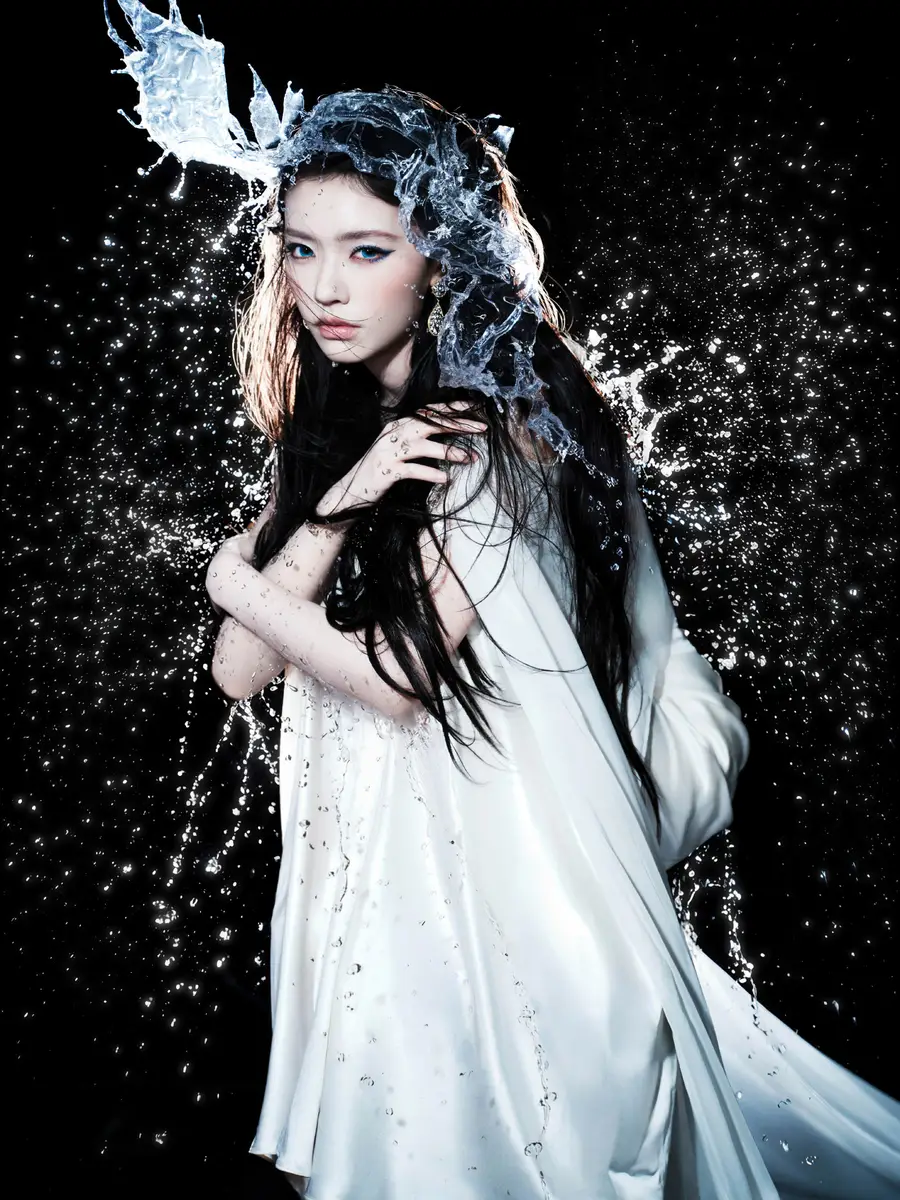 林允一袭白裙变身海底神女 侧颜绝美清冷感拉满