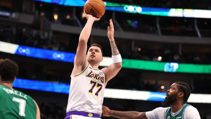 NBA常规赛，湖人末节最多落后独行侠15分，最后8分钟轰出27-6逆转取胜。
湖