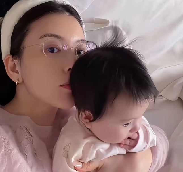方媛晒出5个月三胎女儿郭咏心的日常视频
小公主乌黑浓密的头发、白嫩皮肤、高鼻梁大
