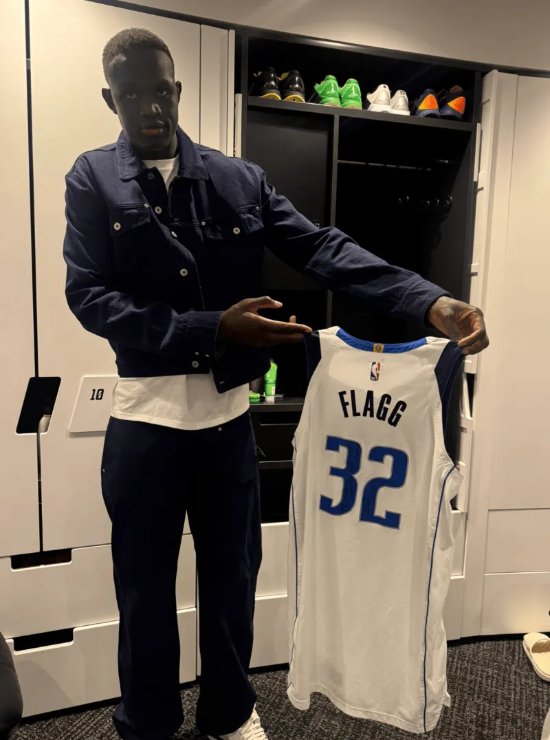  NBA常规赛，太阳主场112-107战胜独行侠。

本场比赛，太阳新秀卡曼-马