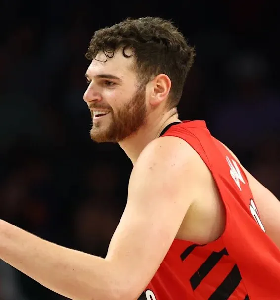 开拓者以108-104击败森林狼。

全场比赛，开拓者球员多诺万-克林根出场31