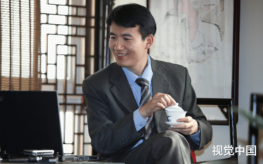 省委督察组刚到南州灾区，就被安排参观“样板安置点”，督查组长表面配合，深夜冒死暗访，撕开市长分赃网络