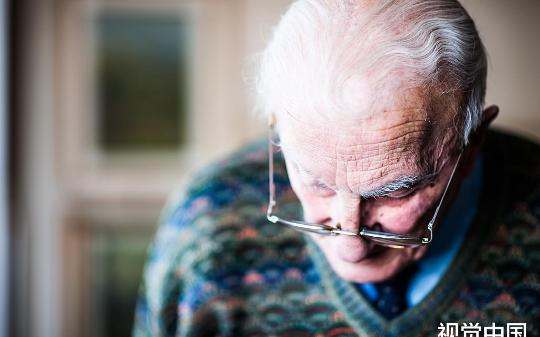 70岁大爷住院欠费被医生赶，嘲讽回家等死，他颤抖掏出勋章：叫你们院长过来！