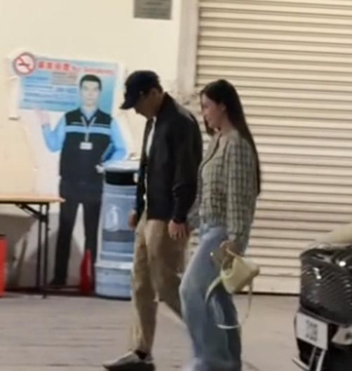 香港红馆演唱会散场后，52 岁的刘恺威被网友拍到和一名年轻女子同行

两人全程十