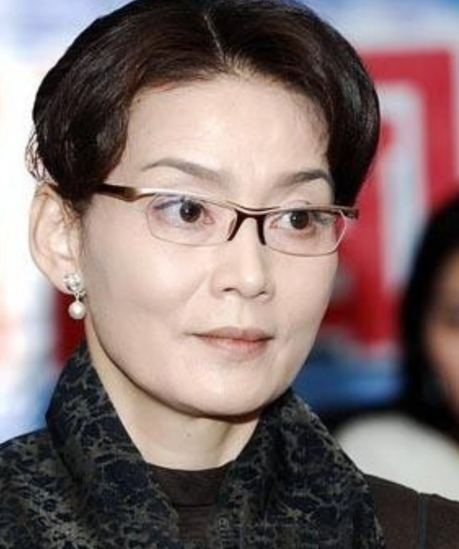 当潘虹发现母亲身上的伤痕时既气愤又心疼
当即就把保姆赶走了，从那以后，她再也不敢