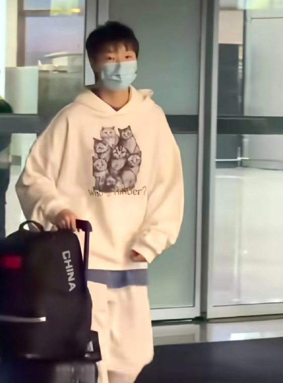 王曼昱穿的这么干净清爽
白色一般人不敢穿的，因为太有张力了，一般人穿都会显得很胖