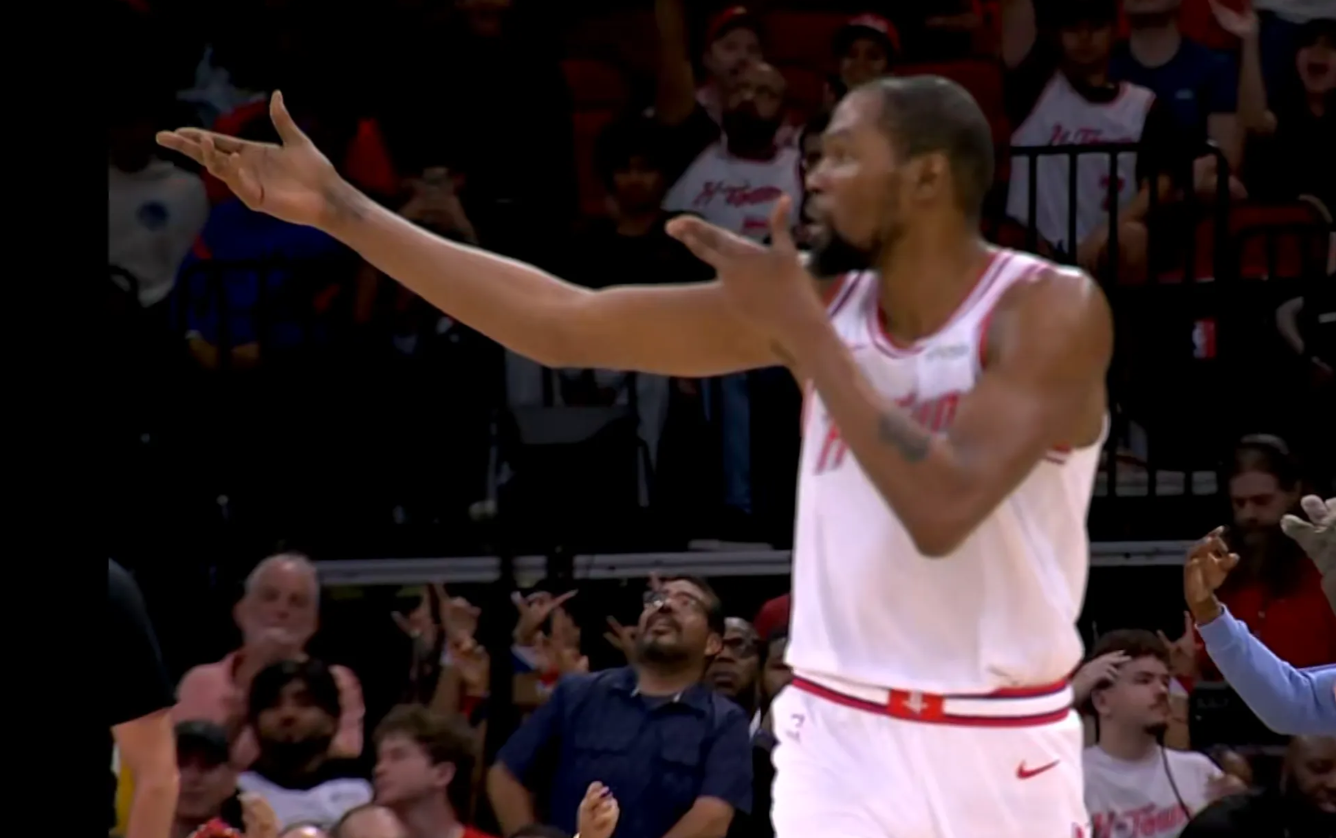 火箭骂了一个赛季，胜场数和去年差不多
还剩两场比赛，已经51胜了，这还是在老范和