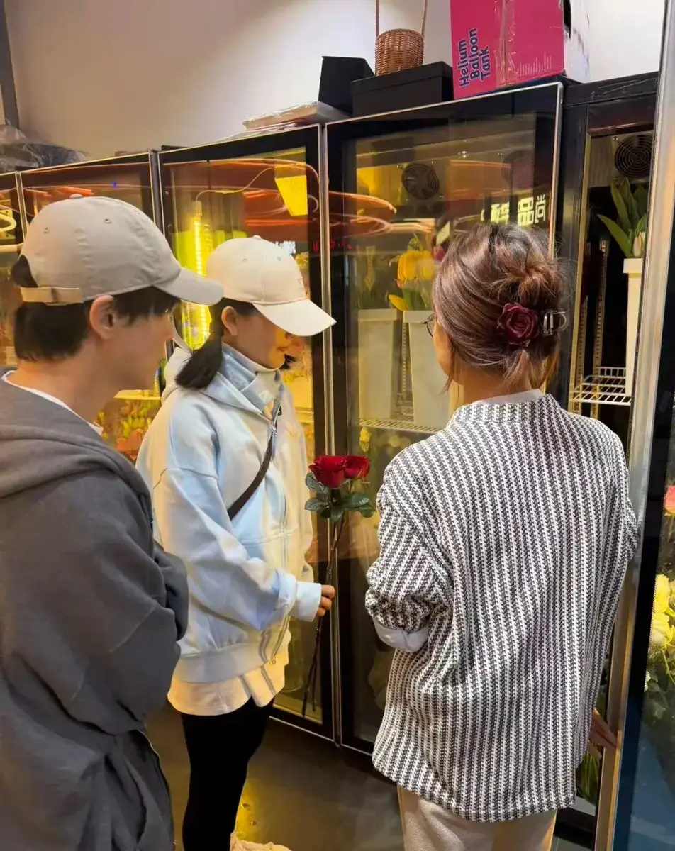 谢娜休闲穿搭夜骑赴花店 为张杰送花尽显夫妻甜蜜