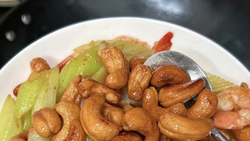 翠绿西芹遇上金黄腰果，这道清爽鲜嫩的家常快手菜，让你一口就爱上