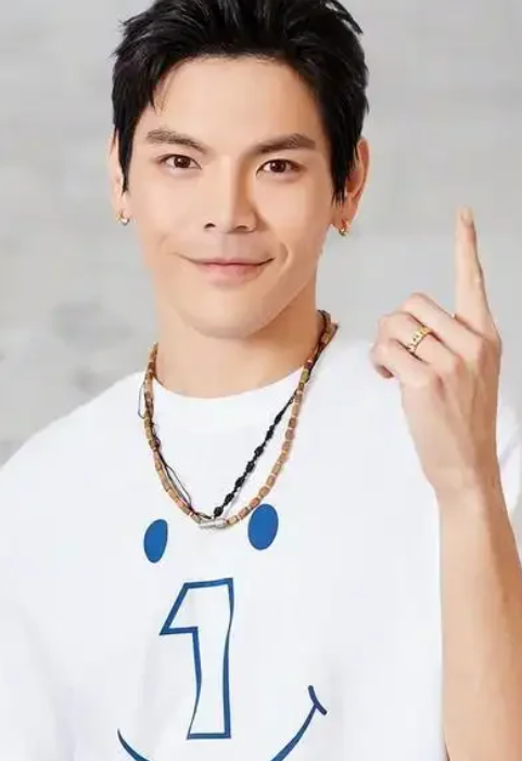 熟悉向佐的人都知道他是功夫明星出身打戏功底扎实
但在这种盛典舞台上，穿着丝绒西装