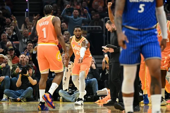 NBA常规赛骑士主场对阵魔术的比赛已经结束。全场战罢，骑士以136-131战胜魔