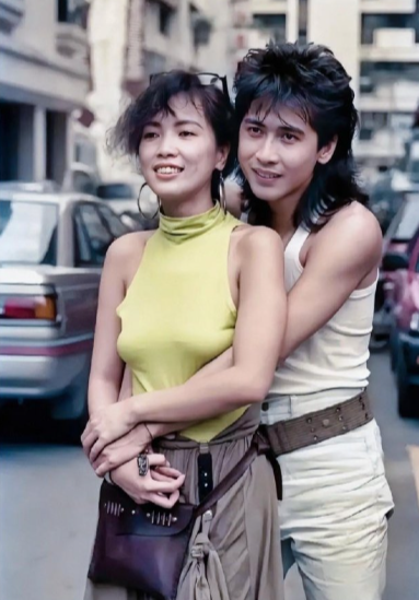 1981年，齐豫与弟弟齐秦在台湾街头的留影旧照，当时齐豫24岁，美丽大方。她的弟