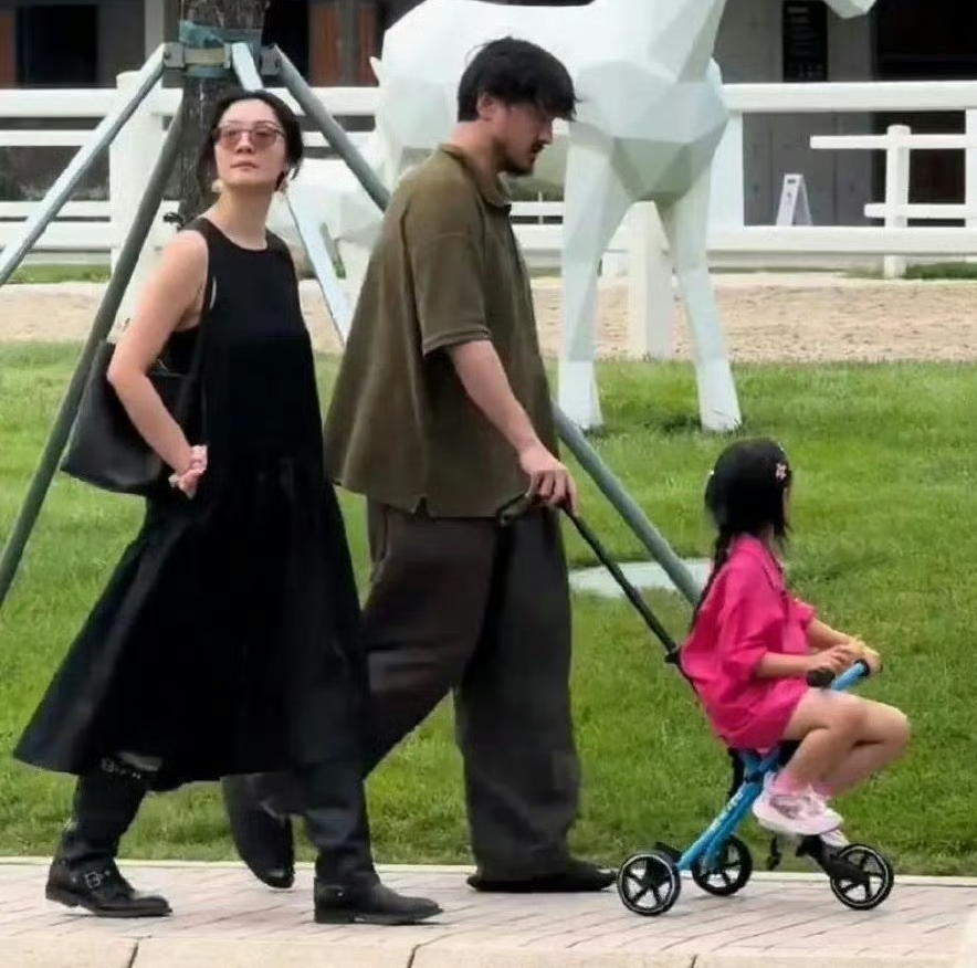 齐溪突然冲上热搜，不过这次不是因为前夫宋宁峰，而是她和现任王传君带孩子出去玩了。