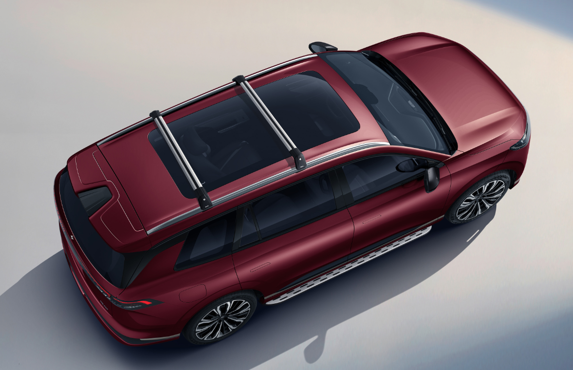 我觉得这款奕派008紫红色的外观真的很个性，远远一眼就能够认得出来。当然了，喷漆