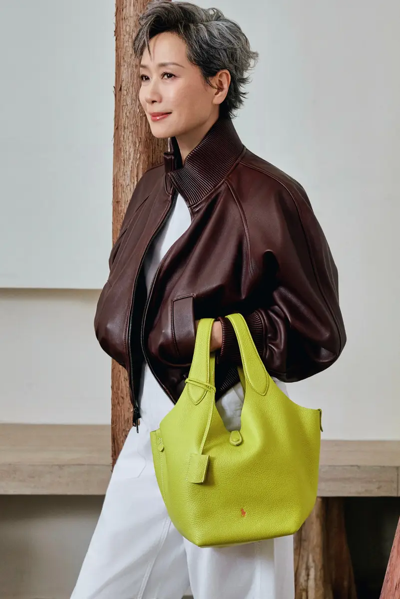 叶童穿皮夹克搭白裤帅气干练 银灰短发尽显成熟魅力