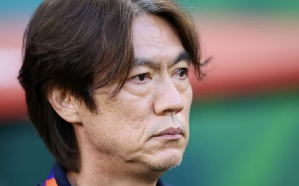 韩国记者赛后盘问洪明甫：球队食物中毒了吗？韩国0-1南非跌至小组第3，出线形势不